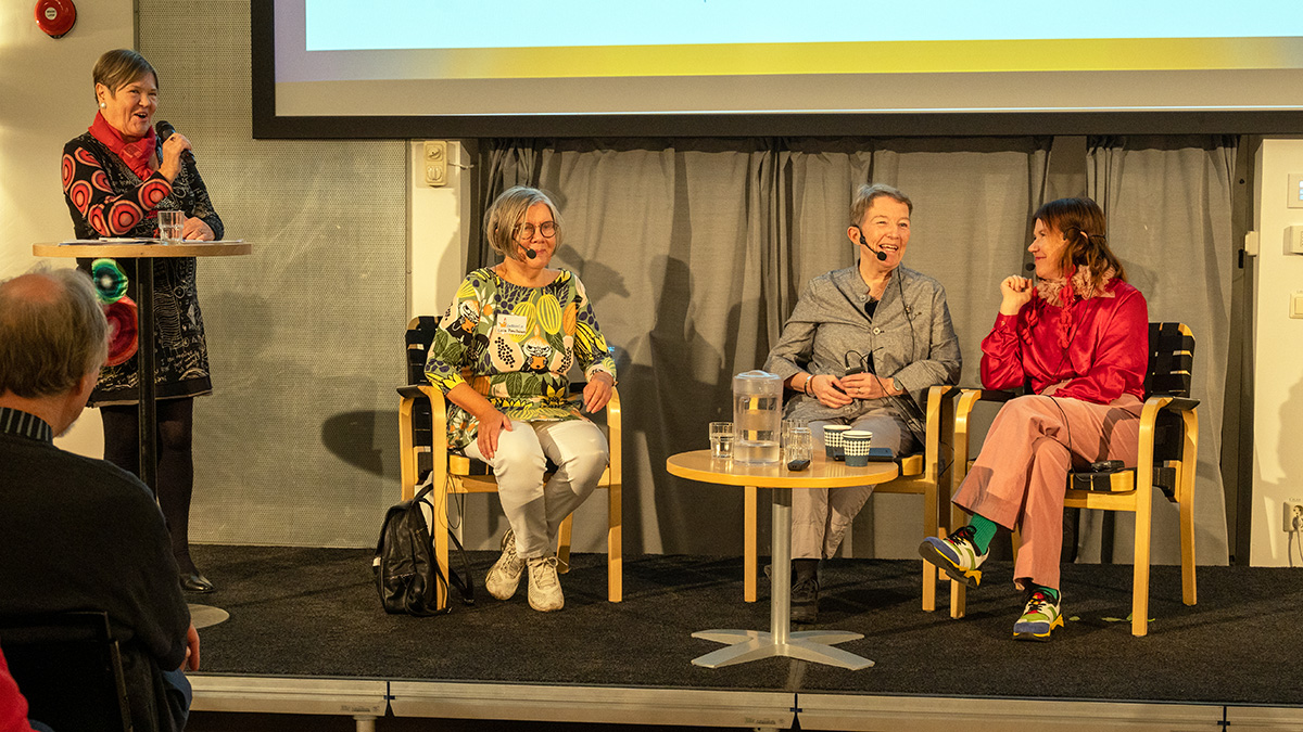 Rosa Liksom har skrivit romanen ”Väylä” på tornedalsdialekt, Janina Orlov har översatt bokentill svenska. Vad händer med berättelsen när språket byts mot ett annat? Författaren och översättaren intervjuas av Liisa Paavilainen.